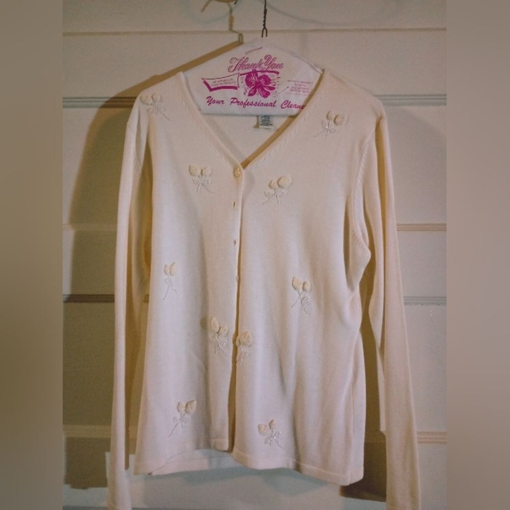 Yarnworks medium size women's top rose embroidery